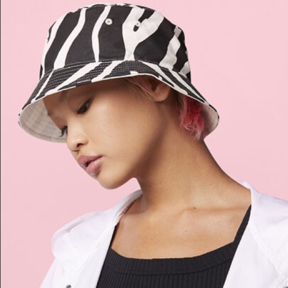 Converse-Reversible Zebra Bucket Hat
